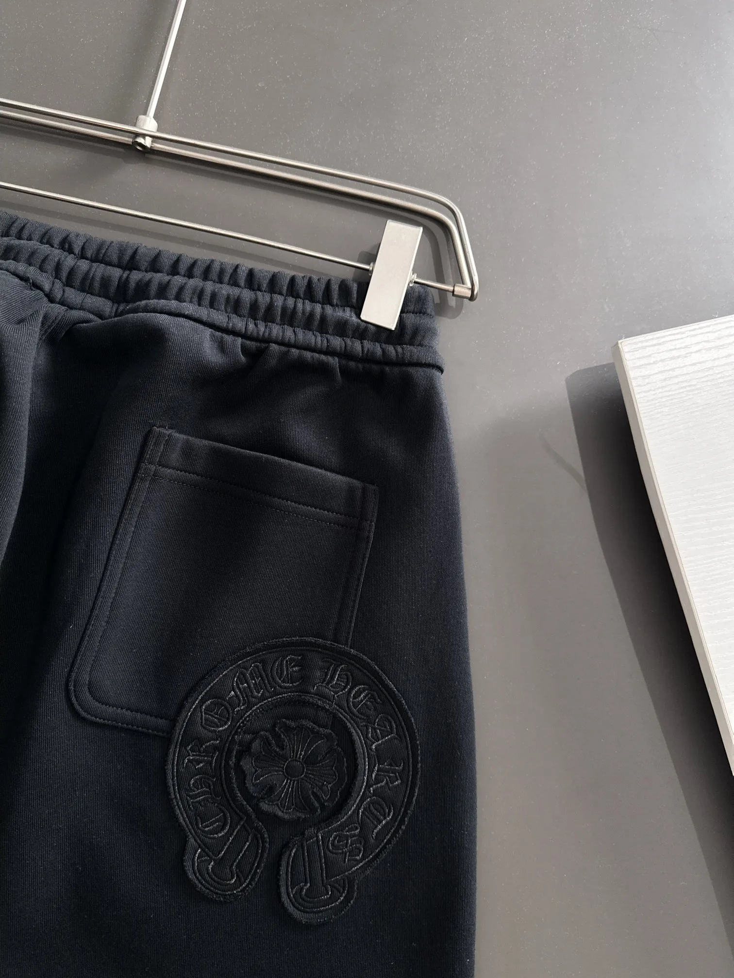 P310 Chrome Hearts* (exclusive quality in the market) hot style 2꯭0꯭2꯭5 new autumn pants original ⌚️ high version Chrome Hearts The fabric is made of 380g high-density double-sided Chinese custom fabric. It does not deform or shrink. The three-dimensional drape is amazing. Process introduction: front and back burnt appliqué embroidery. Customized hardware accessories. Color: black SIZE: M-XXXL